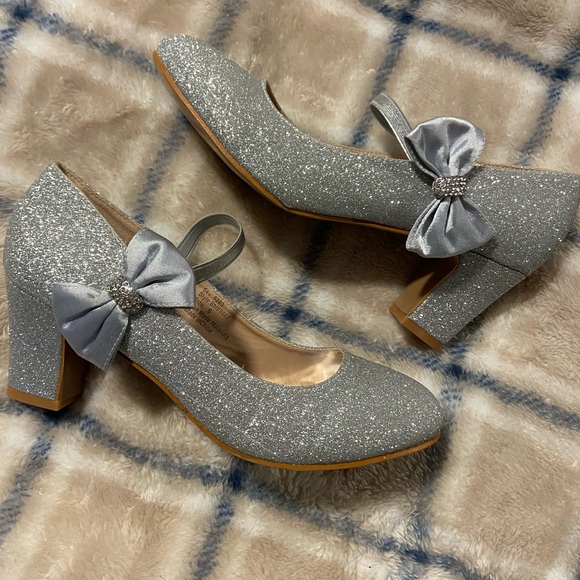 SOLD - Badgley Mischka Silver Glittery Heels - Picture 6 of 8